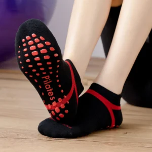 Chaussettes pilates courtes noires et rouges